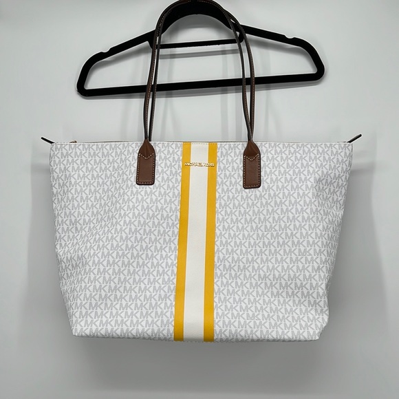 Michael Kors Handbags - Michael Kors Jet Set Travel Tote